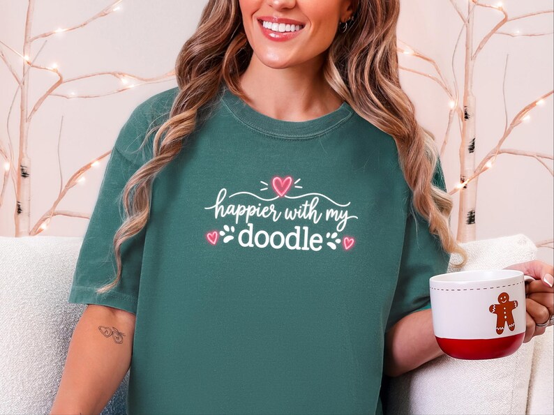 Koszulka dla mamy Doodle, szczęśliwsza z prezentem dla mojego Doodle, koszulka dla psa Doodle, koszulka dla mamy Goldendoodle, prezent dla miłośnika labradoodle, koszulka dla mamy Bernedoodle zdjęcie 10