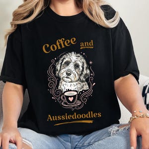 Comfort Colors T-Shirt mit lustigem Hundemotiv, Kaffee- und Aussiedoodle-Motiv, verspielte Tiermotive, Kleidung für Teeliebhaber, Cottagecore-Doodle-Porträt, skurrile Hunde Bild 4