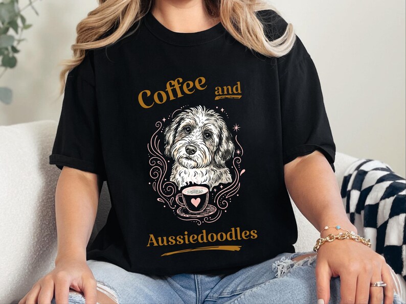 Comfort Colors T-Shirt mit lustigem Hundemotiv, Kaffee- und Aussiedoodle-Motiv, verspielte Tiermotive, Kleidung für Teeliebhaber, Cottagecore-Doodle-Porträt, skurrile Hunde Bild 4