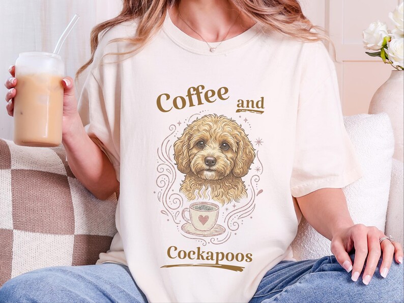 Camiseta Comfort Colors con estampado Cockapoo estilo vintage, ideal para amantes de los perros, con temática de café y Cockapoos. Regalos originales con retratos de mascotas. imagen 7