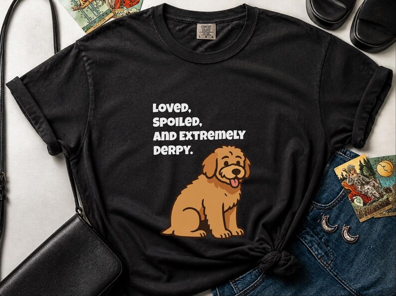 Maglietta divertente con Goldendoodle di Comfort Colors, maglietta "Amato, viziato ed estremamente buffo", maglietta per la mamma di un Golden Retriever, maglietta per la mamma di un Golden Doodle immagine 1