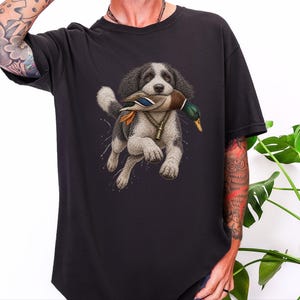 Sheepadoodle-Shirt, Geschenk für Entenjäger, Wasservogeljäger-Shirt, Sheepadoodle-Papa, Jagdhund-Kunst, Outdoor-Jagd-Shirt Bild 4