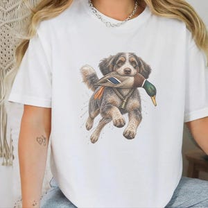 Aussiedoodle T-shirt voor de eendenjacht, cadeau voor watervogeljagers, retro natuur T-shirt, T-shirt voor eendenjagers afbeelding 4