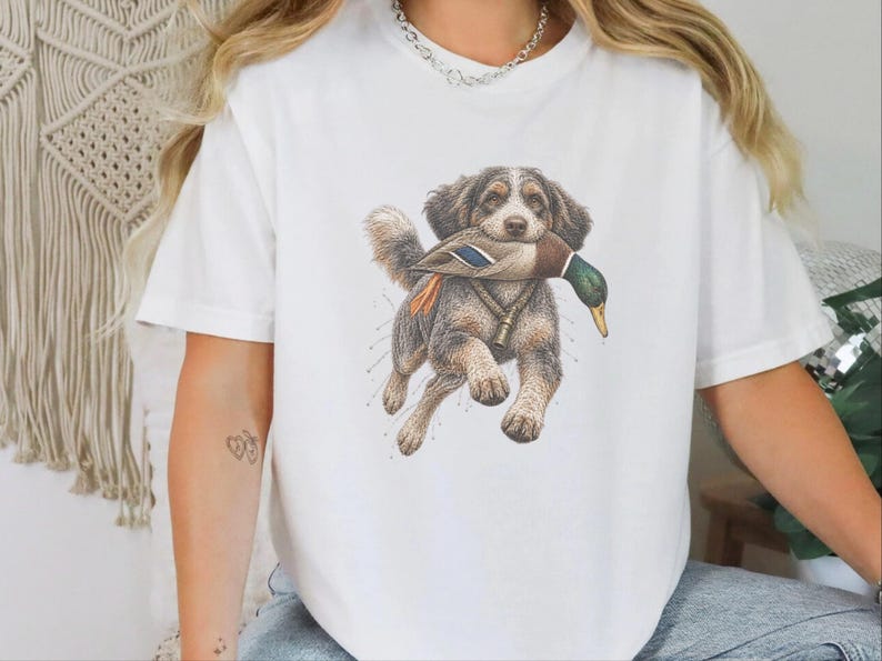 Aussiedoodle T-shirt voor de eendenjacht, cadeau voor watervogeljagers, retro natuur T-shirt, T-shirt voor eendenjagers afbeelding 4