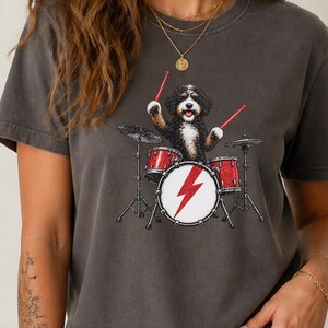 Bernedoodle-Shirt, Geschenk für Schlagzeuger, Rockband-T-Shirt, Geschenk für Musikliebhaber, Geschenk für Bernedoodle-Mama, Schlagzeuger-Shirt Bild 7