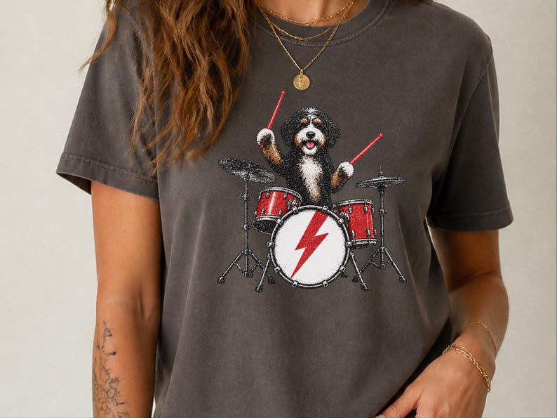 Bernedoodle-Shirt, Geschenk für Schlagzeuger, Rockband-T-Shirt, Geschenk für Musikliebhaber, Geschenk für Bernedoodle-Mama, Schlagzeuger-Shirt Bild 7