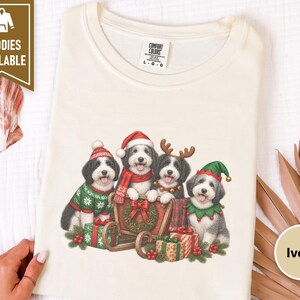 Sheepadoodle Christmas Shirt, Holiday Dog Lover Gift, Festive Puppy Shirt, Sheepadoodle Mom Tee, Cute Xmas Dog Apparel Bild 4
