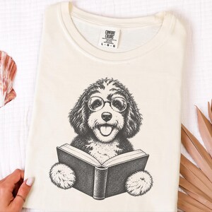 Camiseta para perros lectores, regalo para mamás de Bernedoodle, camiseta para Bernedoodles lectores, amante de los perros lectores, regalo para dueños de Doodles, camiseta de biblioteca imagen 6
