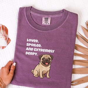 Comfort Colors T-Shirt mit süßem Mopsmotiv, „Geliebter, verwöhnter und extrem tollpatschiger“ Mops-Shirt in Rehbraun, T-Shirt für Mopsliebhaber, lustiges Mops-Shirt, süßes Mops-Shirt, T-Shirt für Mops-Mamas Bild 8