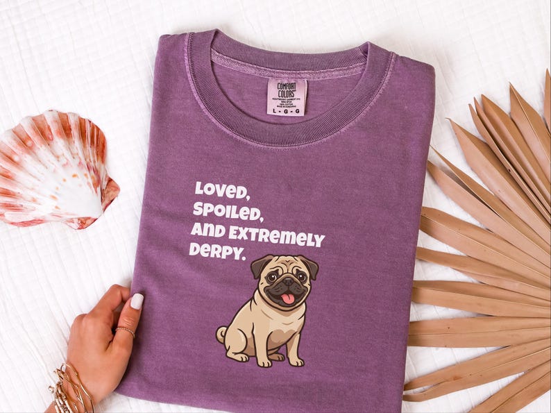 Comfort Colors T-Shirt mit süßem Mopsmotiv, „Geliebter, verwöhnter und extrem tollpatschiger“ Mops-Shirt in Rehbraun, T-Shirt für Mopsliebhaber, lustiges Mops-Shirt, süßes Mops-Shirt, T-Shirt für Mops-Mamas Bild 8