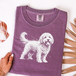 Comfort Colors Goldendoodle hondenshirt, Goldendoodle schets T-shirt, cadeau voor Goldendoodle mama en papa, handgetekend portret van een huisdiereigenaar afbeelding 1