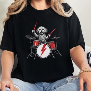 Camiseta Maltipoo Baterista, Camiseta Cachorro Rockeiro, Ideia de Presente para Baterista, Camiseta Amante da Música, Camiseta Filhote Músico, Presente para Pet de Banda de Rock imagem 5