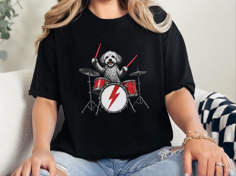 Camiseta Maltipoo Baterista, Camiseta Cachorro Rockeiro, Ideia de Presente para Baterista, Camiseta Amante da Música, Camiseta Filhote Músico, Presente para Pet de Banda de Rock imagem 5