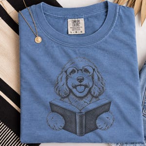 Camiseta para perro lector, camiseta para perro aficionado a los libros, regalo para amantes de los Cockapoo, camiseta de biblioteca, regalo vintage para mamás de Doodle, regalo para dueños de perros imagen 3