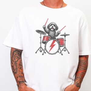 Cavapoo-shirt, cadeau voor Cavapoo-moeder, rockende drummer-shirt, hond die drumt, shirt voor muziekliefhebbers, rockband-shirt, grappig cadeau voor hondenbezitters afbeelding 2