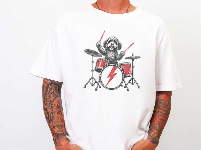 Cavapoo-shirt, cadeau voor Cavapoo-moeder, rockende drummer-shirt, hond die drumt, shirt voor muziekliefhebbers, rockband-shirt, grappig cadeau voor hondenbezitters afbeelding 2