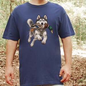 T-Shirt mit Siberian Husky-Motiv, Geschenk für Entenjäger, T-Shirt für Wasservogeljäger, Geschenk für Husky-Liebhaber, Entenjagd-Shirt, T-Shirt mit Wildtiermotiven, Geschenk für Naturliebhaber Bild 1