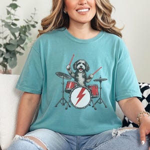 Aussiedoodle Rock Drummer Shirt, Drumspeler T-shirt, Cadeau voor Muziekliefhebber, Hondenbandshirt afbeelding 2