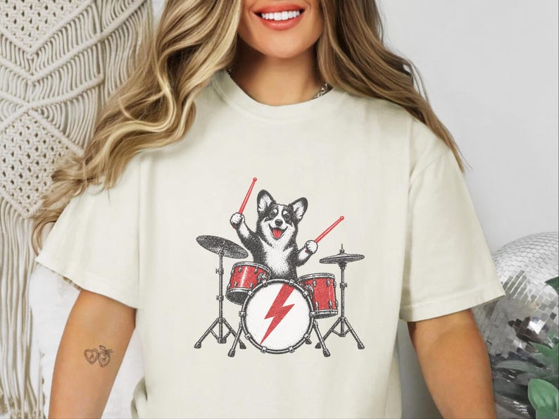 Maglietta per papà Corgi, idea regalo per batterista, maglietta rock con cane, maglietta per appassionati di musica, Corgi che suona la batteria, regalo divertente per amanti dei cani, maglietta con merchandising di una band immagine 6