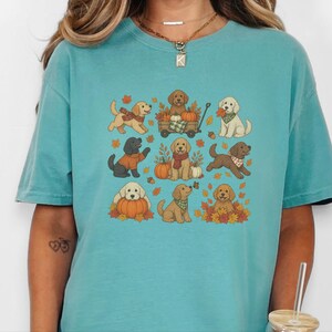 Camiseta para mamás de Goldendoodle, regalo para amantes de los perros de Goldendoodle, camiseta de otoño para amantes de los perros, sudadera con capucha estilo huerto de calabazas, camiseta de otoño para perros, sudadera para mamás de Goldendoodle imagen 4