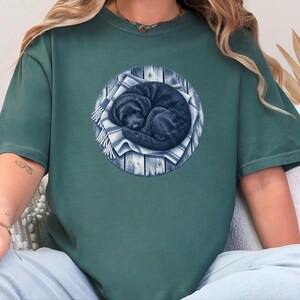 Kunst mit schlafendem Hund, Geschenk für Doodle-Liebhaber, Schwarzes Doodle-Shirt, Aufdruck „Schlafender Hund“, Geschenk für Doodle-Mama, Comfort Colors T-Shirt Bild 6