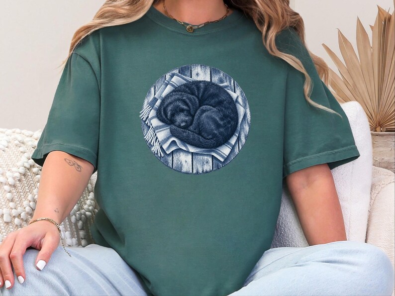 Kunst mit schlafendem Hund, Geschenk für Doodle-Liebhaber, Schwarzes Doodle-Shirt, Aufdruck „Schlafender Hund“, Geschenk für Doodle-Mama, Comfort Colors T-Shirt Bild 6