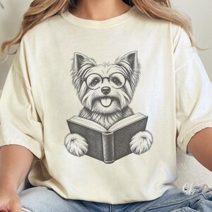 Maglietta con Yorkshire Terrier che legge, regalo per amanti dei libri e dei cani, maglietta con Yorkshire Terrier, regalo per appassionati di libri, maglietta per amanti della biblioteca, maglietta per appassionati di lettura immagine 10