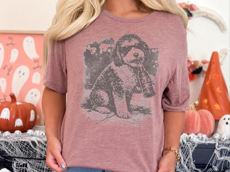 Grappig T-shirt met een Aussiedoodle die bier drinkt, perfect cadeau voor hondenbezitters. Een origineel T-shirt met een grappige dierenprint, ideaal als cadeau voor bierliefhebbers. afbeelding 1