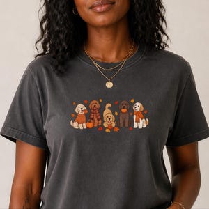 Camiseta Goldendoodle de otoño, regalo para mamás Goldendoodle, camiseta de hojas de otoño, suéter para amantes de los perros con estampado de calabazas, prenda acogedora para la temporada. imagen 1