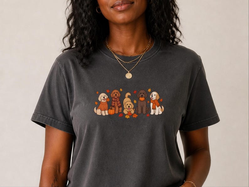 Camiseta Goldendoodle de otoño, regalo para mamás Goldendoodle, camiseta de hojas de otoño, suéter para amantes de los perros con estampado de calabazas, prenda acogedora para la temporada. imagen 1