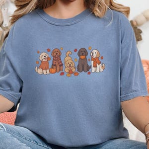 Camiseta Goldendoodle de otoño, regalo para mamás Goldendoodle, camiseta de hojas de otoño, suéter para amantes de los perros con estampado de calabazas, prenda acogedora para la temporada. imagen 5