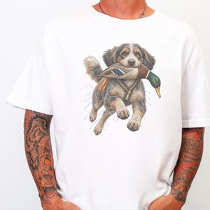 Aussiedoodle T-shirt voor de eendenjacht, cadeau voor watervogeljagers, retro natuur T-shirt, T-shirt voor eendenjagers afbeelding 2