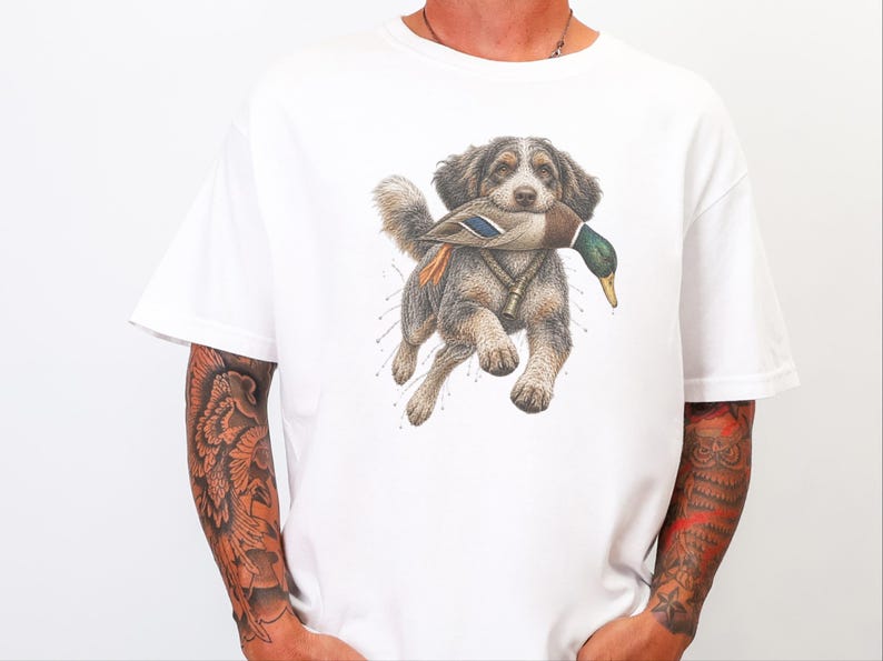 Aussiedoodle T-shirt voor de eendenjacht, cadeau voor watervogeljagers, retro natuur T-shirt, T-shirt voor eendenjagers afbeelding 2