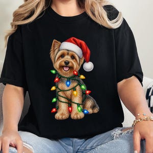 T-shirt de Noël Yorkshire Terrier, Cadeau de Noël Yorkshire Terrier, T-shirt de Noël pour chien, T-shirt Yorkshire Terrier, T-shirt pour chien avec bonnet de Père Noël, Cadeau pour amoureux des Yorkshire Terriers image 2