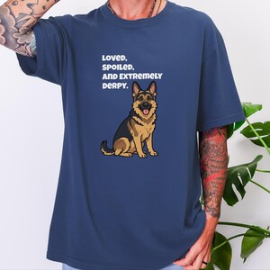 Koszulka z nadrukiem "Comfort Colors" dla owczarka niemieckiego, kochana, rozpieszczona i niezwykle niegrzeczna koszulka dla mamy owczarka niemieckiego, koszulka dla taty owczarka niemieckiego, prezent dla właściciela owczarka niemieckiego, koszulka z nadrukiem "GSD" zdjęcie 4