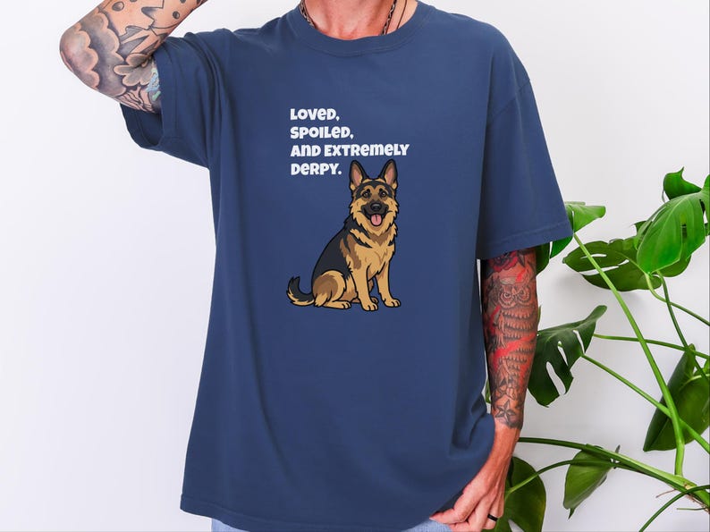 Koszulka z nadrukiem "Comfort Colors" dla owczarka niemieckiego, kochana, rozpieszczona i niezwykle niegrzeczna koszulka dla mamy owczarka niemieckiego, koszulka dla taty owczarka niemieckiego, prezent dla właściciela owczarka niemieckiego, koszulka z nadrukiem "GSD" zdjęcie 4