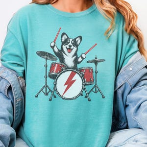 Maglietta per papà Corgi, idea regalo per batterista, maglietta rock con cane, maglietta per appassionati di musica, Corgi che suona la batteria, regalo divertente per amanti dei cani, maglietta con merchandising di una band immagine 5