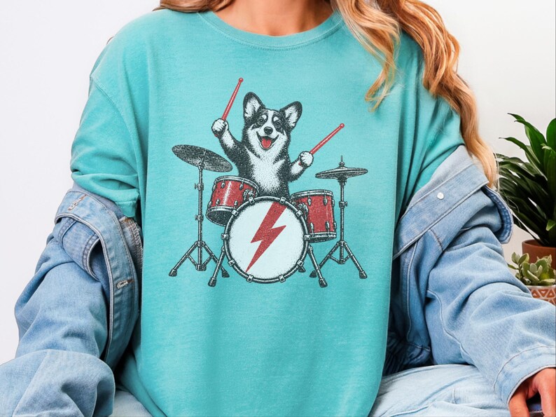 Maglietta per papà Corgi, idea regalo per batterista, maglietta rock con cane, maglietta per appassionati di musica, Corgi che suona la batteria, regalo divertente per amanti dei cani, maglietta con merchandising di una band immagine 5