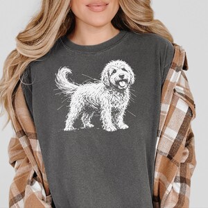 Comfort Colors Goldendoodle hondenshirt, Goldendoodle schets T-shirt, cadeau voor Goldendoodle mama en papa, handgetekend portret van een huisdiereigenaar afbeelding 4