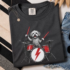 Camiseta Maltipoo Baterista, Camiseta Cachorro Rockeiro, Ideia de Presente para Baterista, Camiseta Amante da Música, Camiseta Filhote Músico, Presente para Pet de Banda de Rock imagem 9