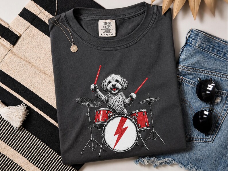 Camiseta Maltipoo Baterista, Camiseta Cachorro Rockeiro, Ideia de Presente para Baterista, Camiseta Amante da Música, Camiseta Filhote Músico, Presente para Pet de Banda de Rock imagem 9