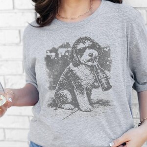 Grappig T-shirt met een Aussiedoodle die bier drinkt, perfect cadeau voor hondenbezitters. Een origineel T-shirt met een grappige dierenprint, ideaal als cadeau voor bierliefhebbers. afbeelding 2