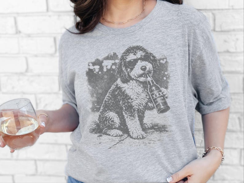 Grappig T-shirt met een Aussiedoodle die bier drinkt, perfect cadeau voor hondenbezitters. Een origineel T-shirt met een grappige dierenprint, ideaal als cadeau voor bierliefhebbers. afbeelding 2