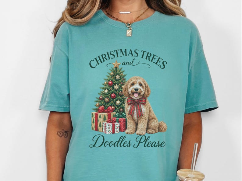 キャバプーのクリスマスシャツ、キャバプーママへのギフト、クリスマスツリーとドゥードル犬をお願いします、ドゥードル犬好きのシャツ、ホリデーペット好きへのギフト 画像 8
