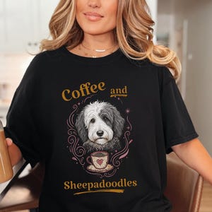 Comfort Colors Sheepadoodle T-shirt, Koffie en Sheepadoodles Grappig T-shirt voor Hondenliefhebbers, Doodle Mom Life, Speelse Dierenkunstprint, Cadeau voor Huisdierbezitter afbeelding 8