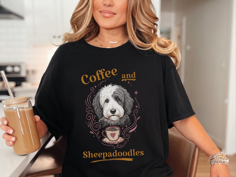 Comfort Colors Sheepadoodle T-shirt, Koffie en Sheepadoodles Grappig T-shirt voor Hondenliefhebbers, Doodle Mom Life, Speelse Dierenkunstprint, Cadeau voor Huisdierbezitter afbeelding 8