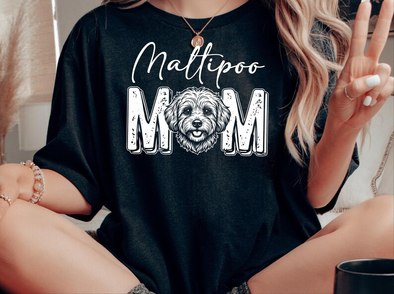 Koszulka dla mamy maltipoo, modna koszulka dla mamy psa, krzyżówka maltańczyka z pudlem, prezent dla właściciela maltipoo, koszulka dla kobiet, prezent dla właścicieli zwierząt domowych, modna koszulka dla mamy psa zdjęcie 1