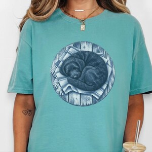 Kunst mit schlafendem Hund, Geschenk für Doodle-Liebhaber, Schwarzes Doodle-Shirt, Aufdruck „Schlafender Hund“, Geschenk für Doodle-Mama, Comfort Colors T-Shirt Bild 1