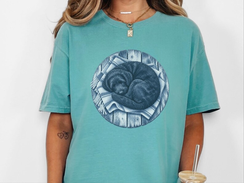 Kunst mit schlafendem Hund, Geschenk für Doodle-Liebhaber, Schwarzes Doodle-Shirt, Aufdruck „Schlafender Hund“, Geschenk für Doodle-Mama, Comfort Colors T-Shirt Bild 1