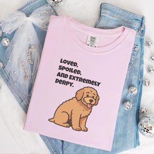 Maglietta divertente con Goldendoodle di Comfort Colors, maglietta "Amato, viziato ed estremamente buffo", maglietta per la mamma di un Golden Retriever, maglietta per la mamma di un Golden Doodle immagine 6